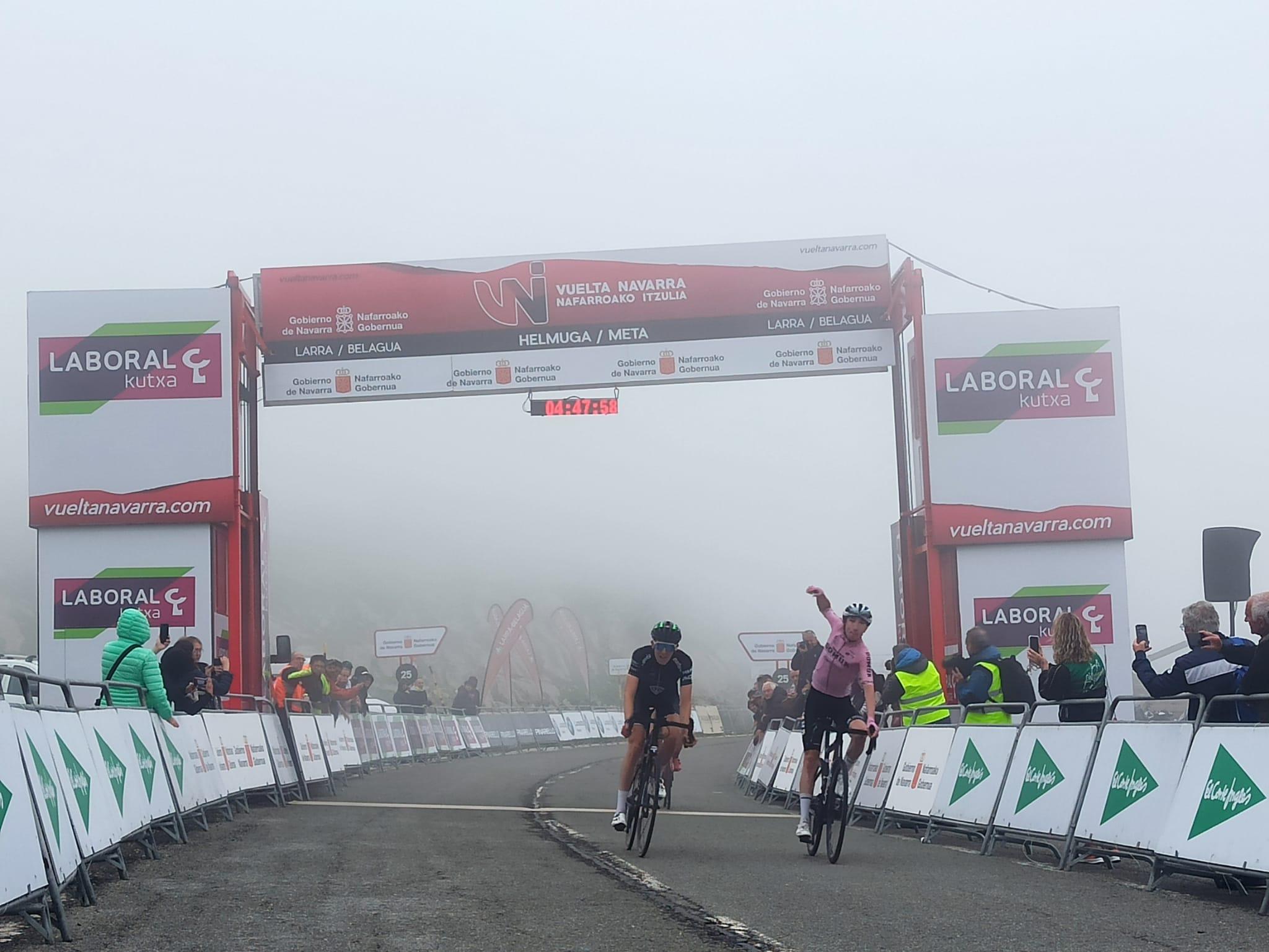 Imagen de la entrada en meta de Alex Franco (Foto: Álvaro García - Ciclismo El Pelotón)