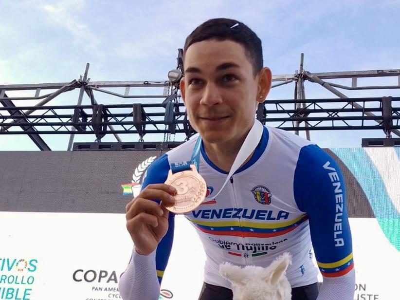 Orluis Aular se cuelga la medalla de bronce en la CRI de los Campeonatos Panamericanos