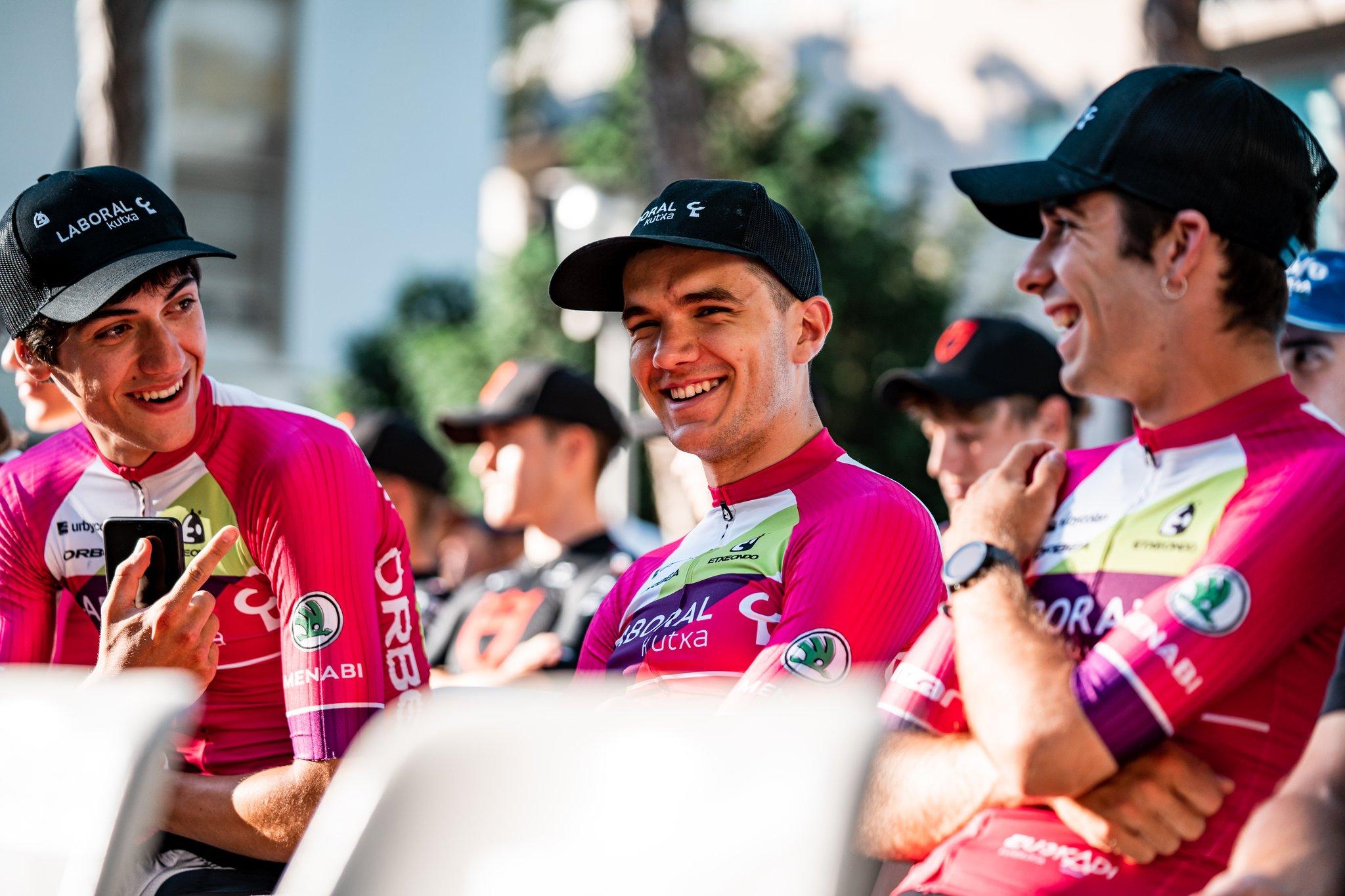Imagen de los hombres del Laboral Kutxa en la presentación del Giro de Italia sub-23