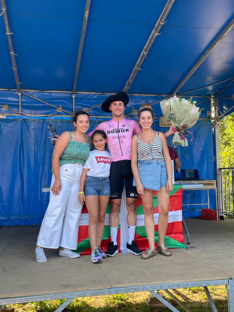 Rodrigo Álvarez en el podium de Muxika