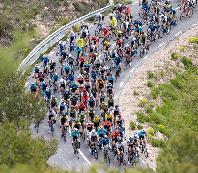 Pelotón rodando en las Grans Clàssiques catalanas