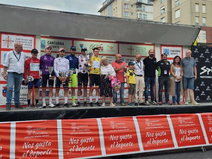 Podium final de la Vuelta a Cantabria en Maliaño