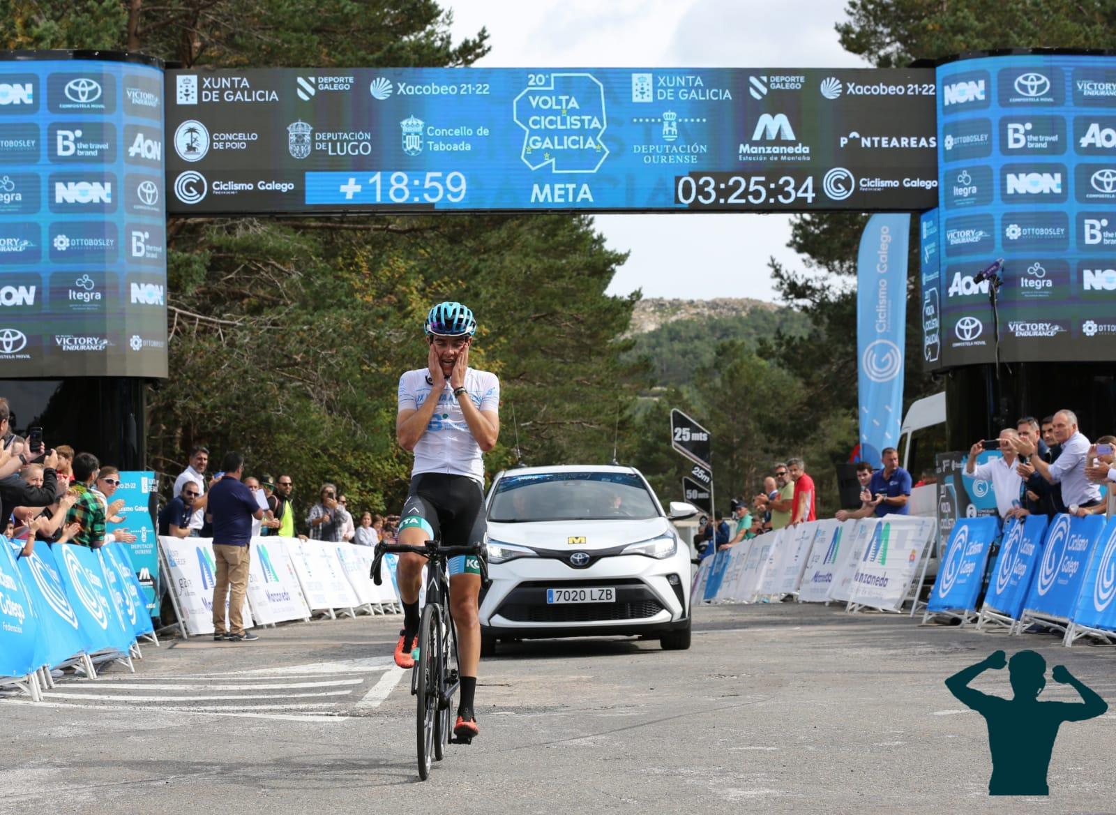 Fernando Tercero entrando en la meta de Manzaneda (Foto: Álvaro García-Ciclismo El Pelotón)