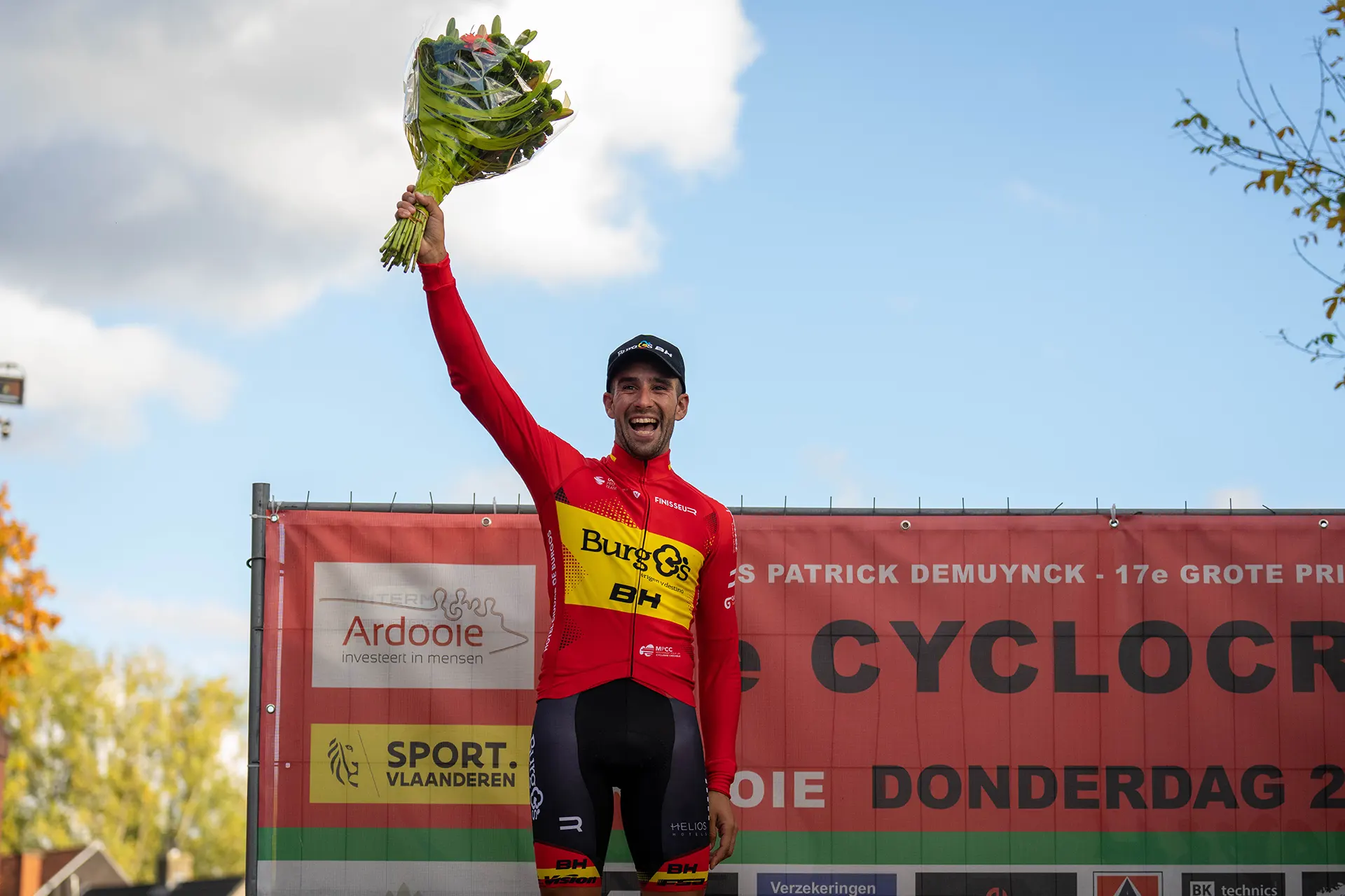 Felipe Orts en el pódium de Kamercross de Ardooie