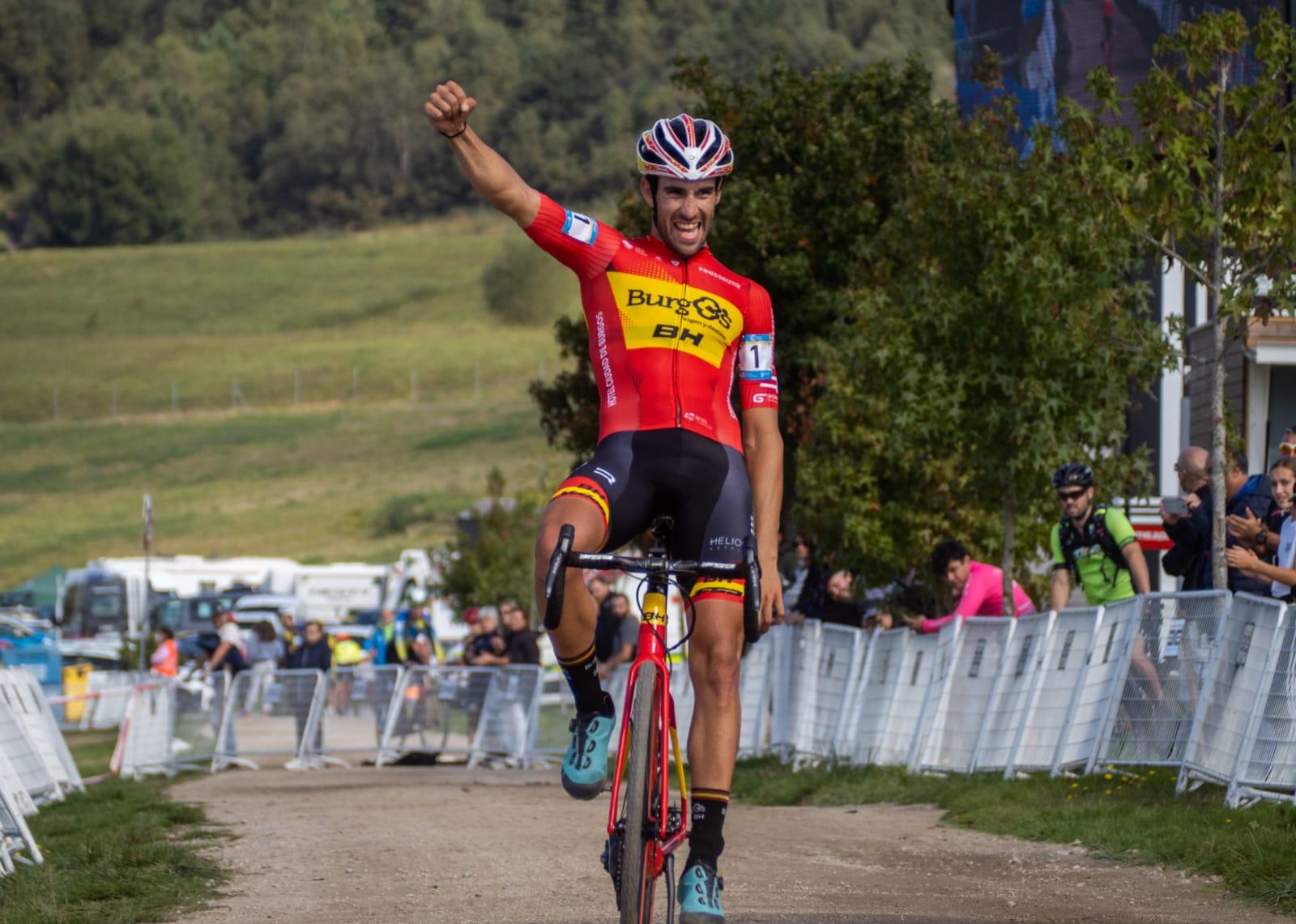 Felipe Orts (Burgos-BH) celebrando en As Pontes. Ciclocross 2022