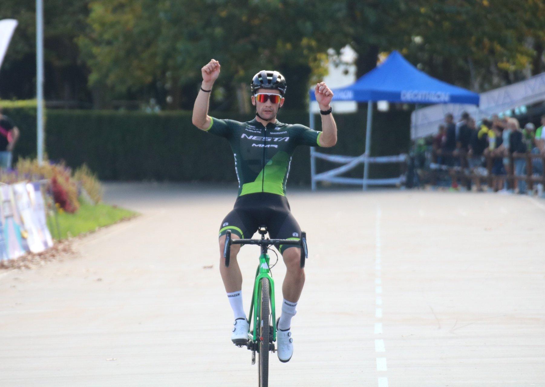 Kevin Suárez alzando los brazos en ciclocross Gijón
