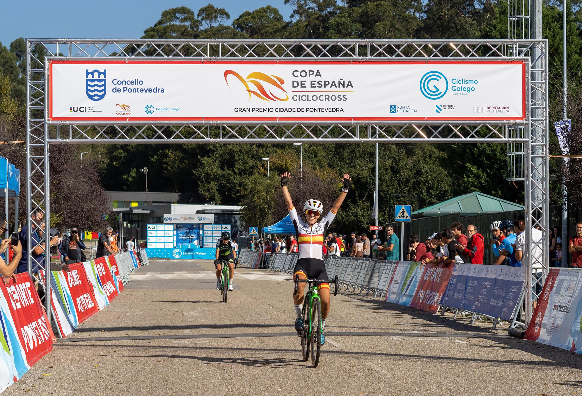 Lucía González celebra su victoria en el Gran Premio Cidade de Pontevedra