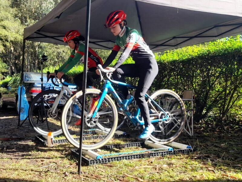 Corredoras de ciclocross Meruelo preparándose para Galicia