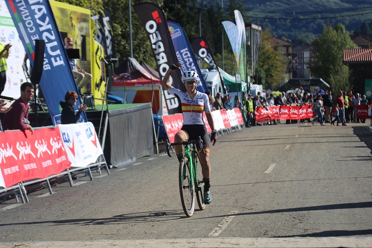 El Pelotón Kevin Suárez y Lucía Rodríguez consiguen la victoria en Llodio