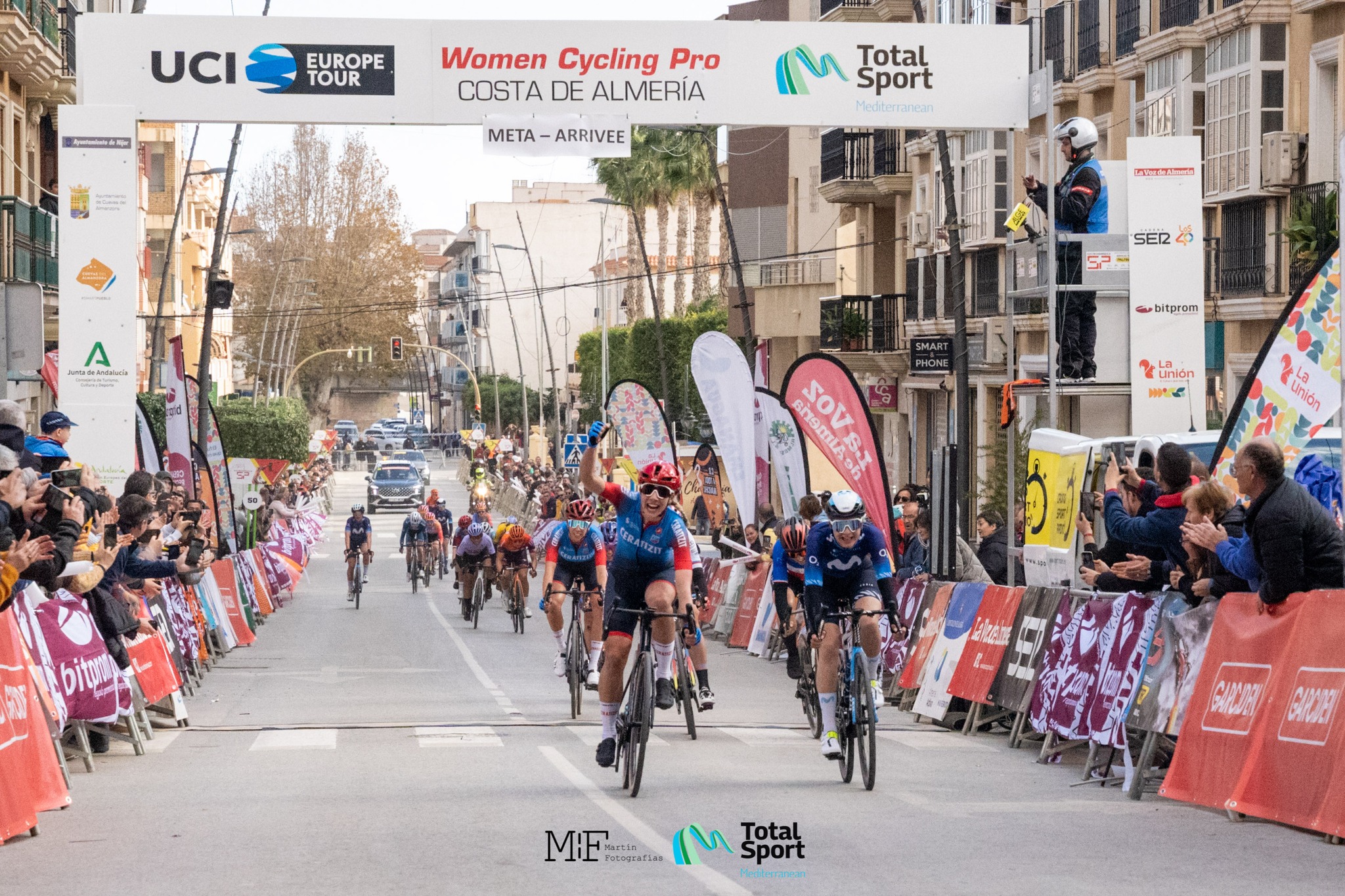 El Pelotón Arianna Fidanza (Ceratizit-WNT) estrena temporada venciendo al sprint en el Trofeo Women Cycling Almería