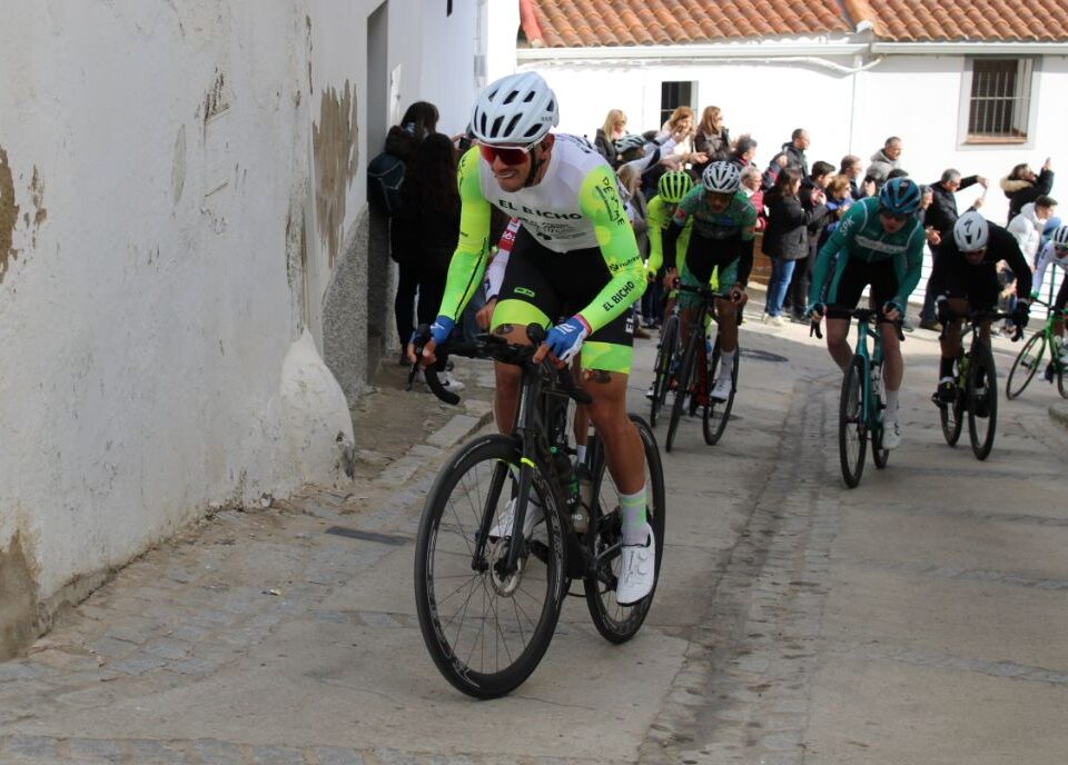 Luis Flauzino al paso por el Alto de Magacela / Imagen: El Bicho-Pizzería Española-PHI
