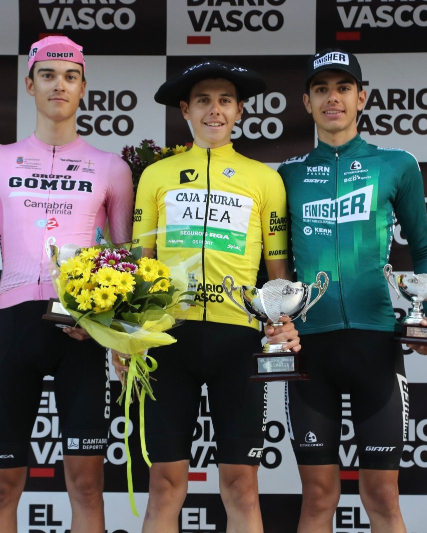 Podio final de la Bidasoa Itzulia 2023 con Guardeño, Martín y Carrascosa