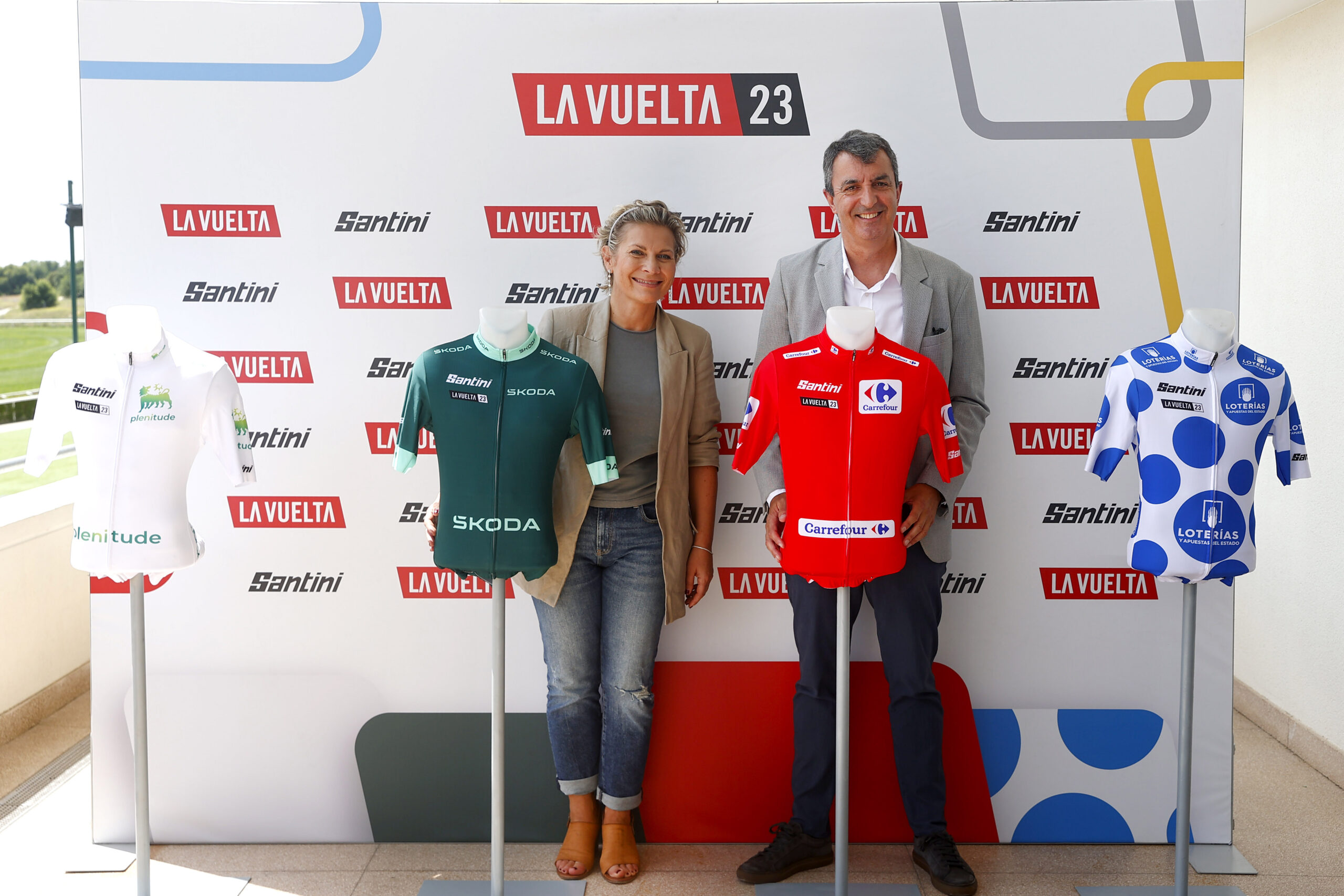 El Pelotón Unipublic y Santini presentan los maillot conmemorativos y de líder de La Vuelta 2023