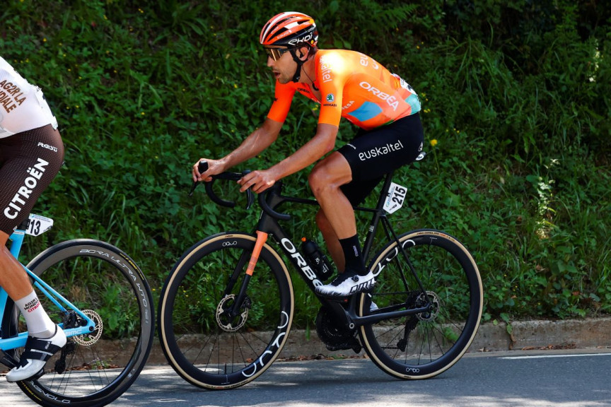 Mikel Iturria (Euskaltel-Euskadi), brillo naranja en Donostia