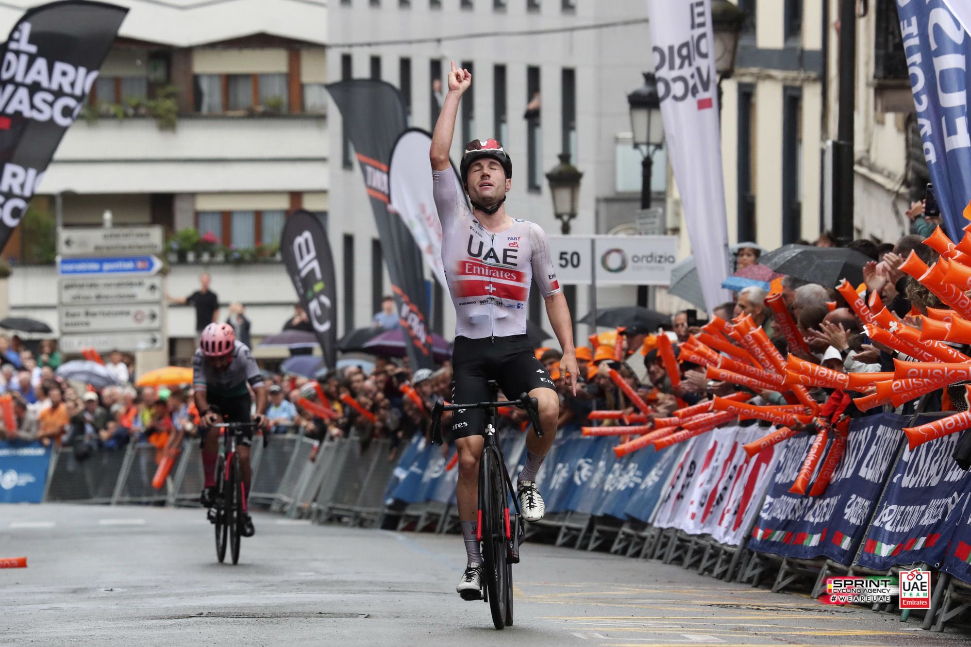 Marc Hirschi celebrando el triunfo en Ordizia