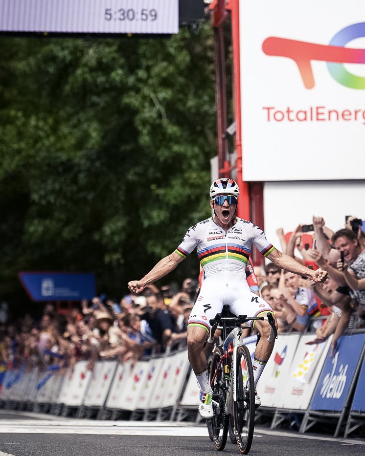 Remco Evenepoel celebrando con rabia la victoria en la Clásica de San Sebastián 2023