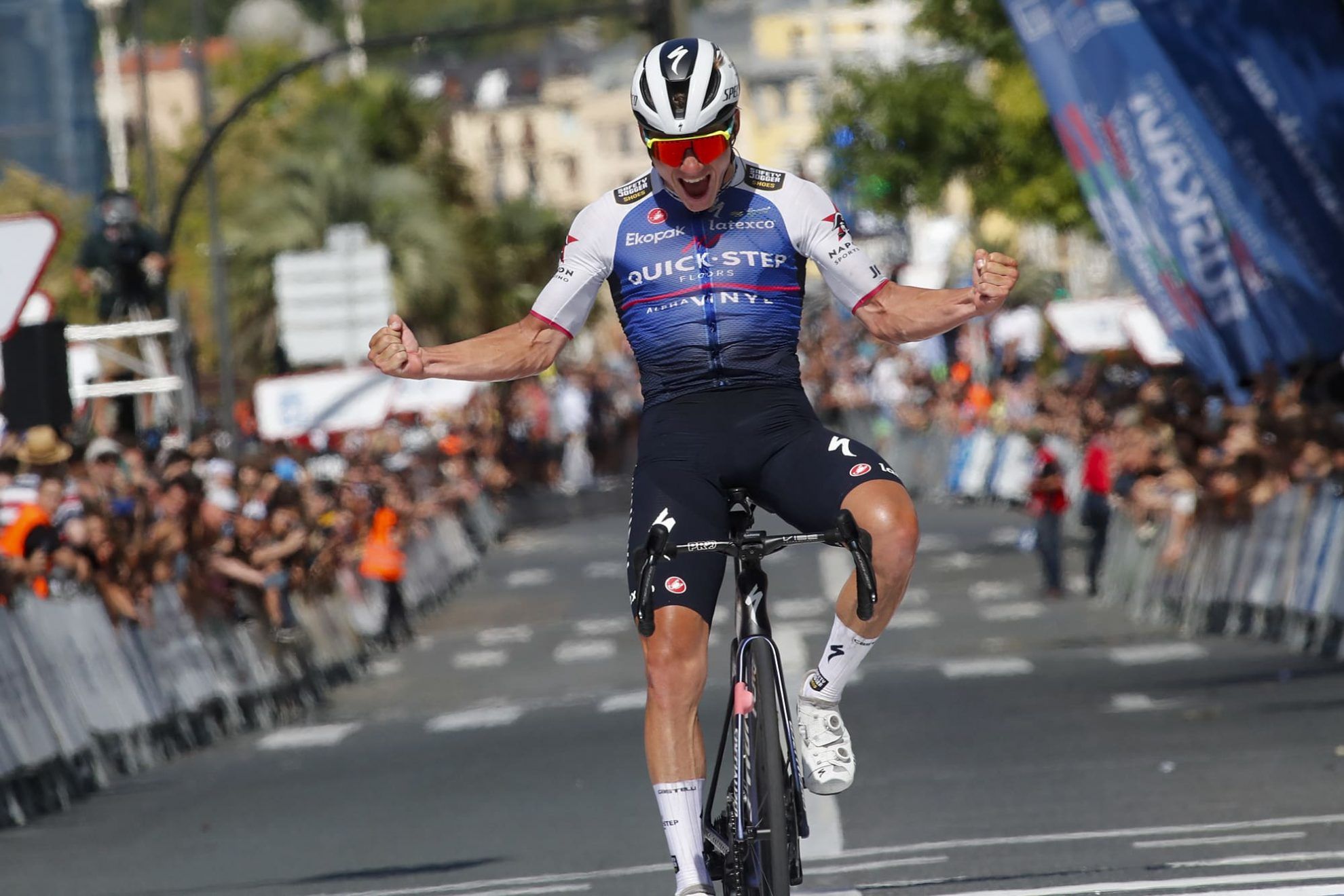 Remco Evenepoel celebrando la victoria en solitario en la edición pasada