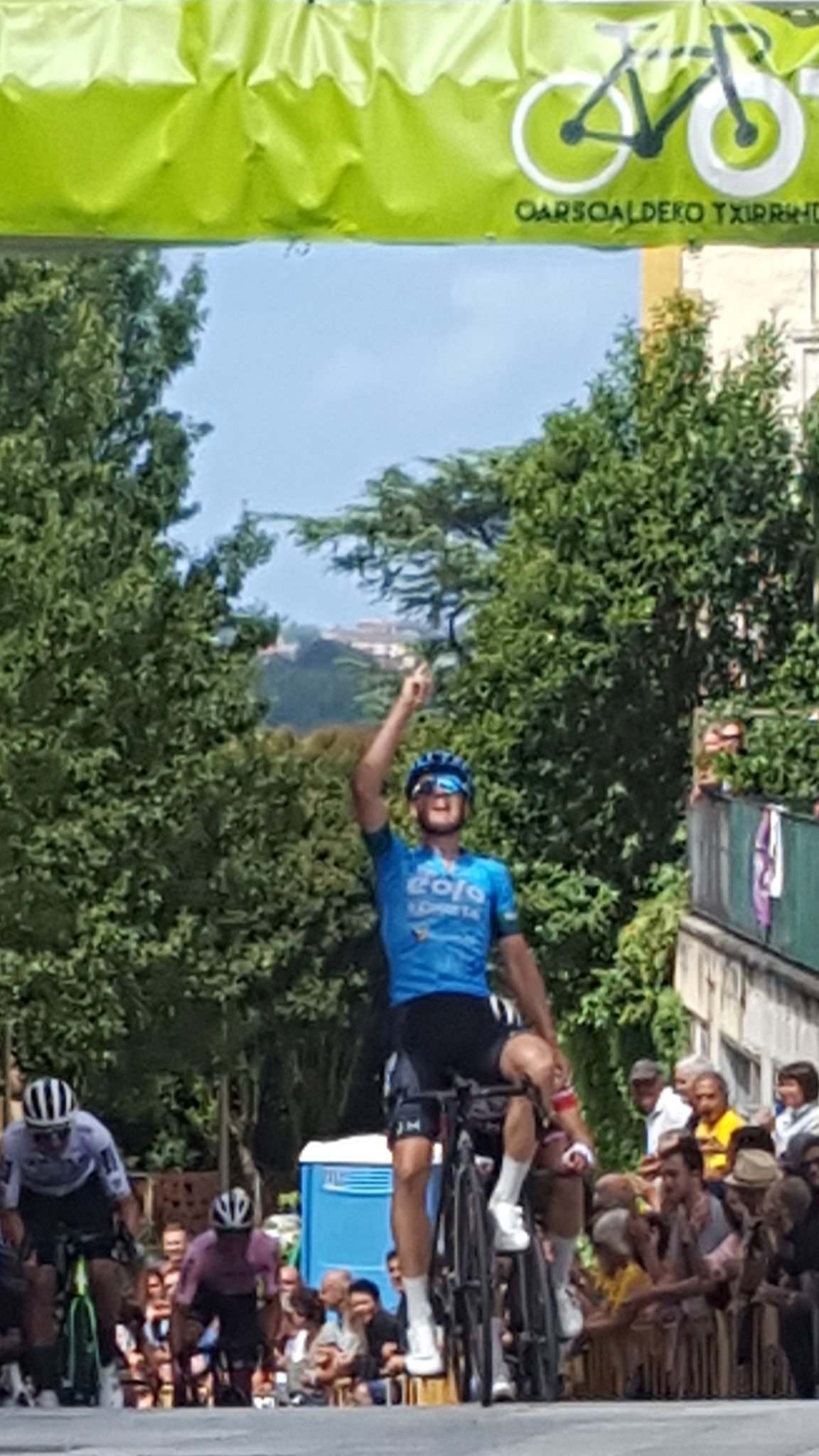 Haimar Etxeberria, del Eolo-Kometa, vence en Oiartzun