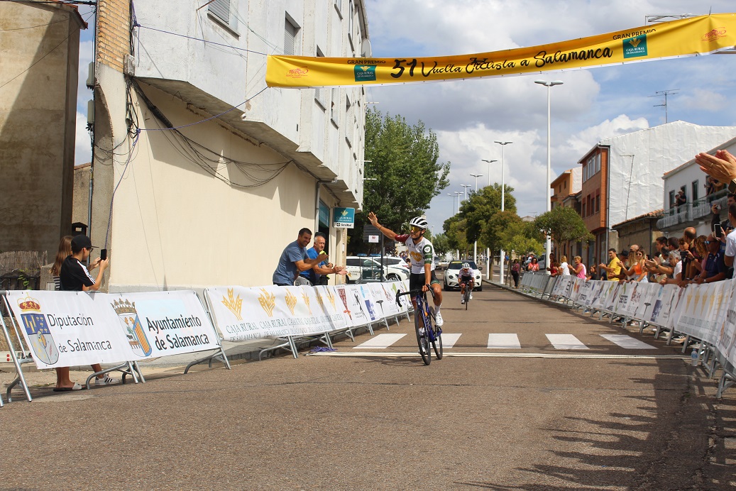 David Domínguez, del Zamora Enamora, gana la primera etapa de la Vuelta a Salamanca