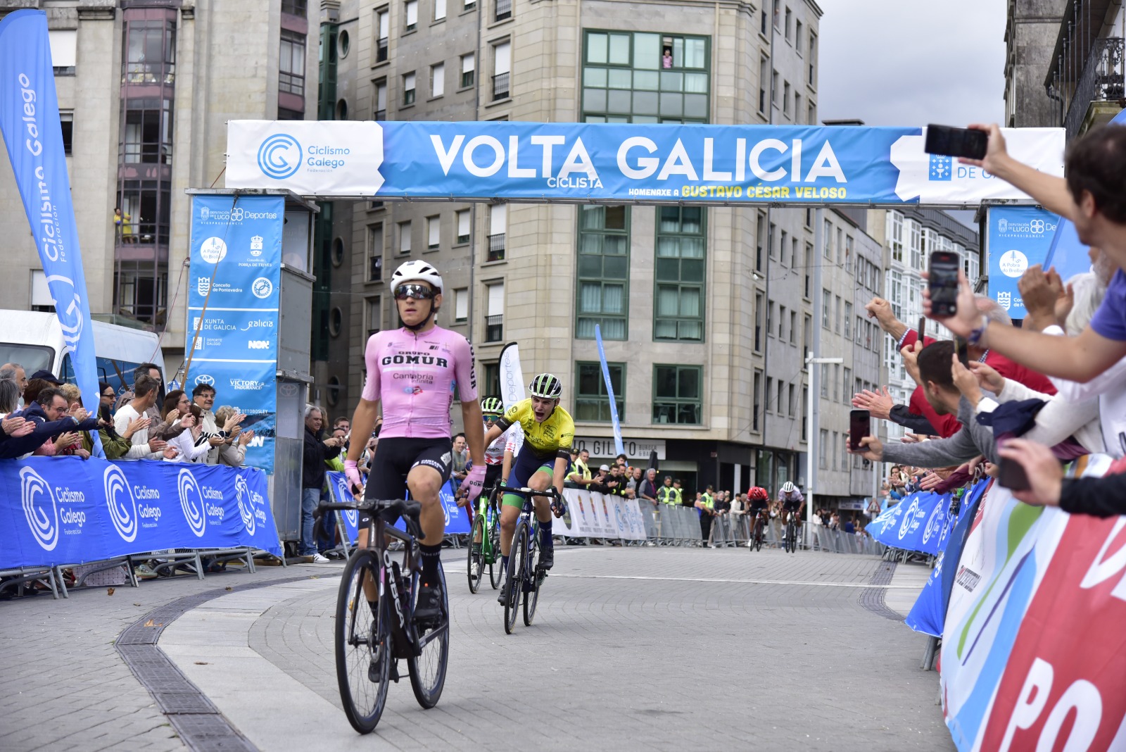 Llegada a Pontevedra de Cavia, Rey y Fernández