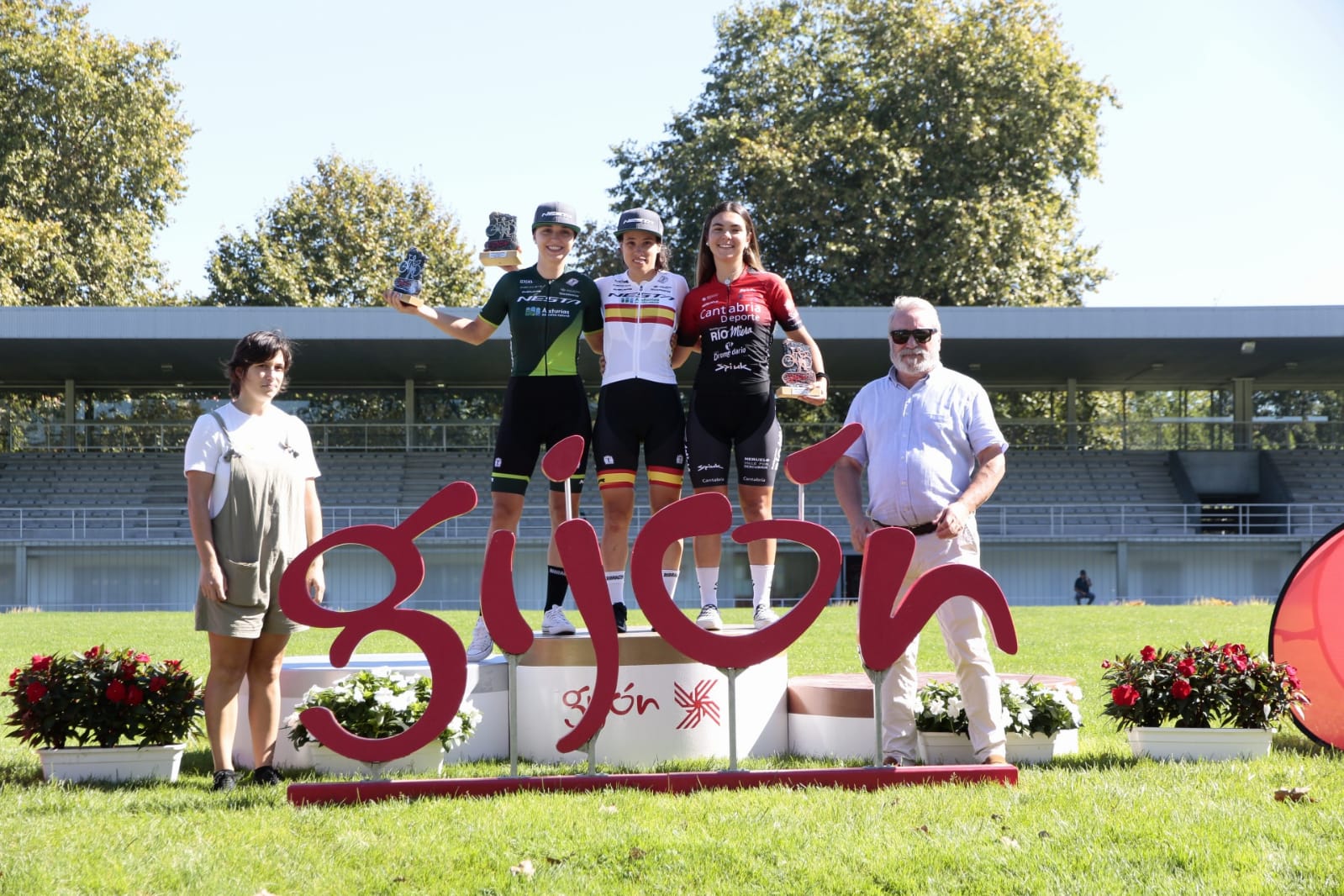 Mario Junquera (Unicaja - Gijón) y Lucía González (Nesta - MMR) suman una más en Las Mestas