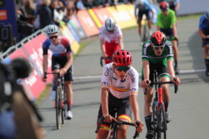 El Pelotón Héctor Álvarez y Sara Martín, valientes en la carrera junior y élite del Campeonato de Europa Héctor Álvarez RFEC