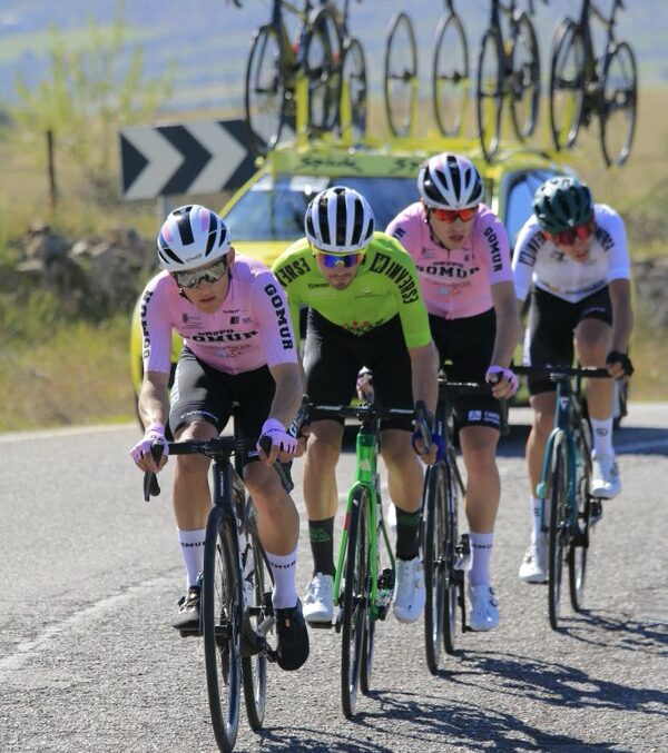 El Pelotón SIETE IDEAL ÉLITE Y SUB-23 DE 2023 DE ELPELOTÓN: DANIEL CAVIA (Gomur-Cantabria Infinita): "Soy un enamorado del ciclismo" Dani Cavia enfrentándose a Thomas Silva y Diego Uriarte en la pasada Vuelta a Extremadura (Foto: @vuelta_ex)