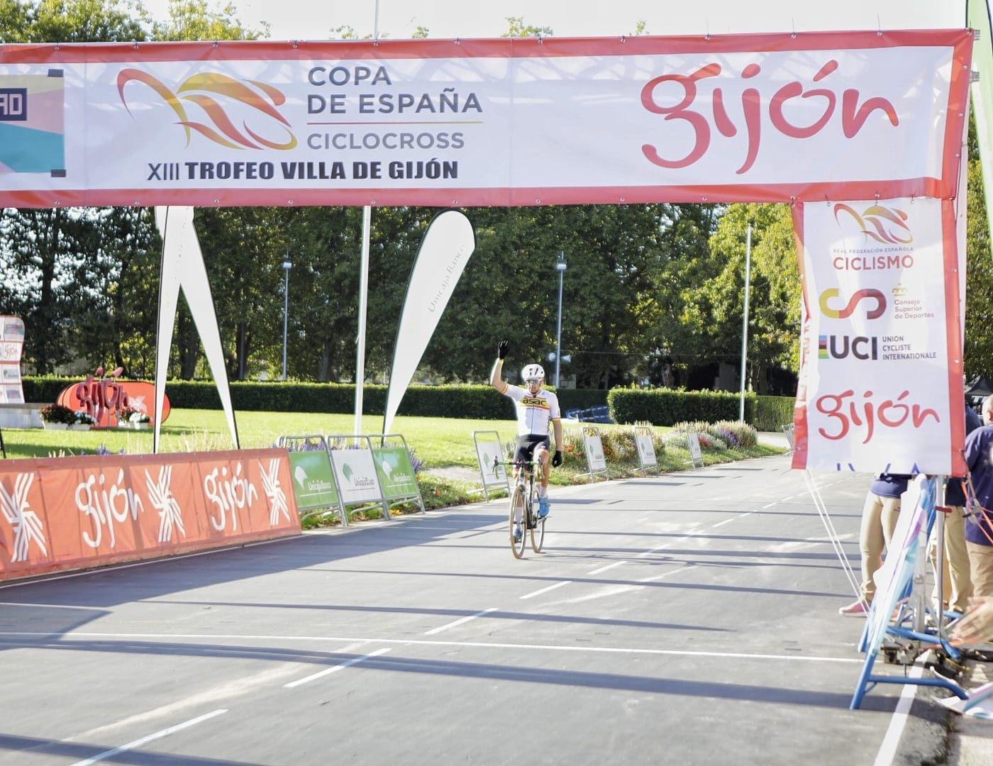Isaac Suárez (Nesta C.C.) ha dominado de principio a fin la carrera máster 40 de Copa de España de ciclocross en Gijón