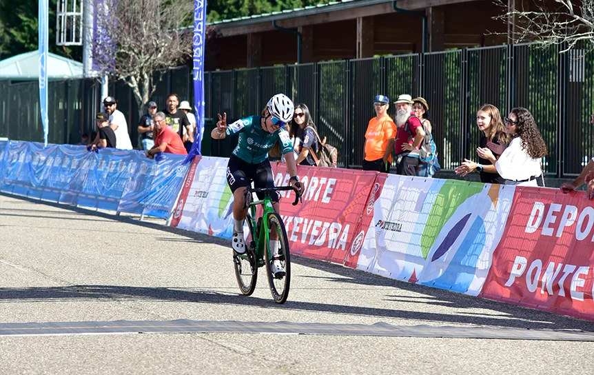 Laura Mira en su entrada en meta en Pontevedra.