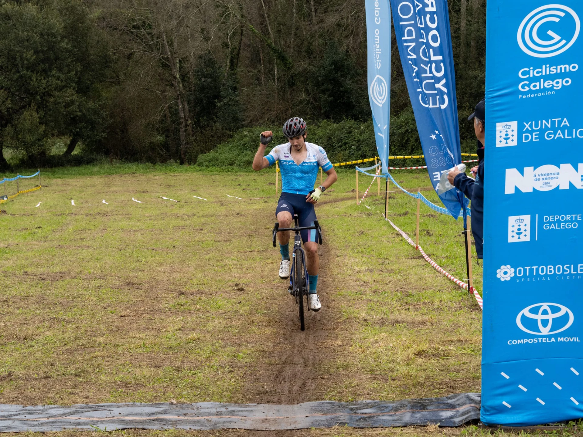 Samuel González (Mais que Bicis) culmina el doblete inaugural en Esmelle