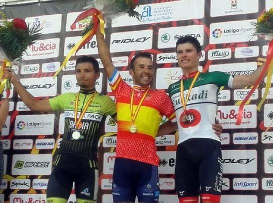 Jorge Martín Montenegro, en el centro, celebrando ser campeón de España élite en 2016