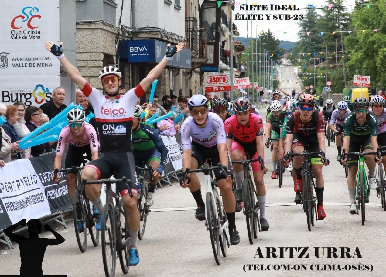 Aritz Urra levanta los brazos en el Circuito Montañés (Foto: Ciclismo González)