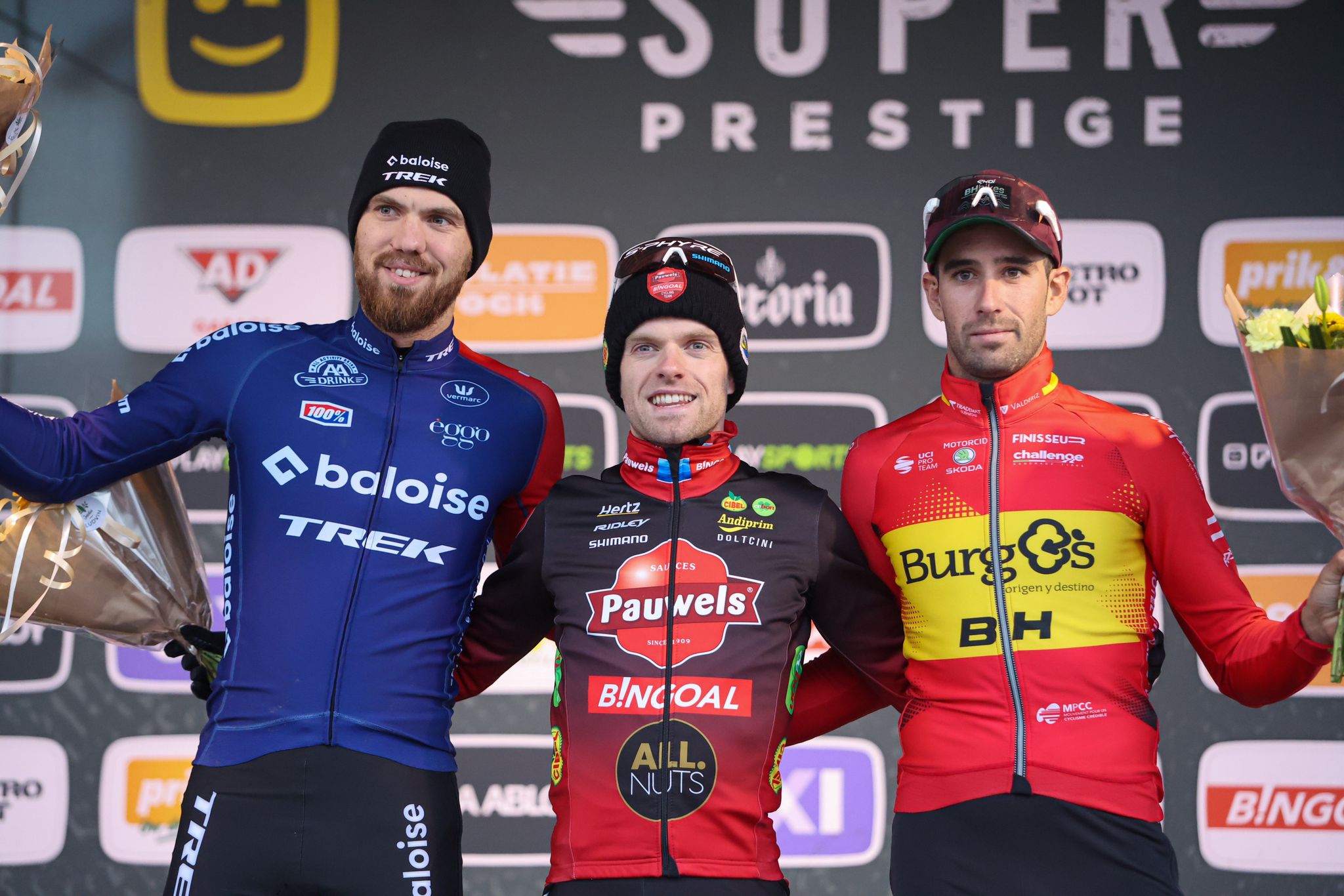 Orts recoge el premio en el pódium del Superprestige de Niel