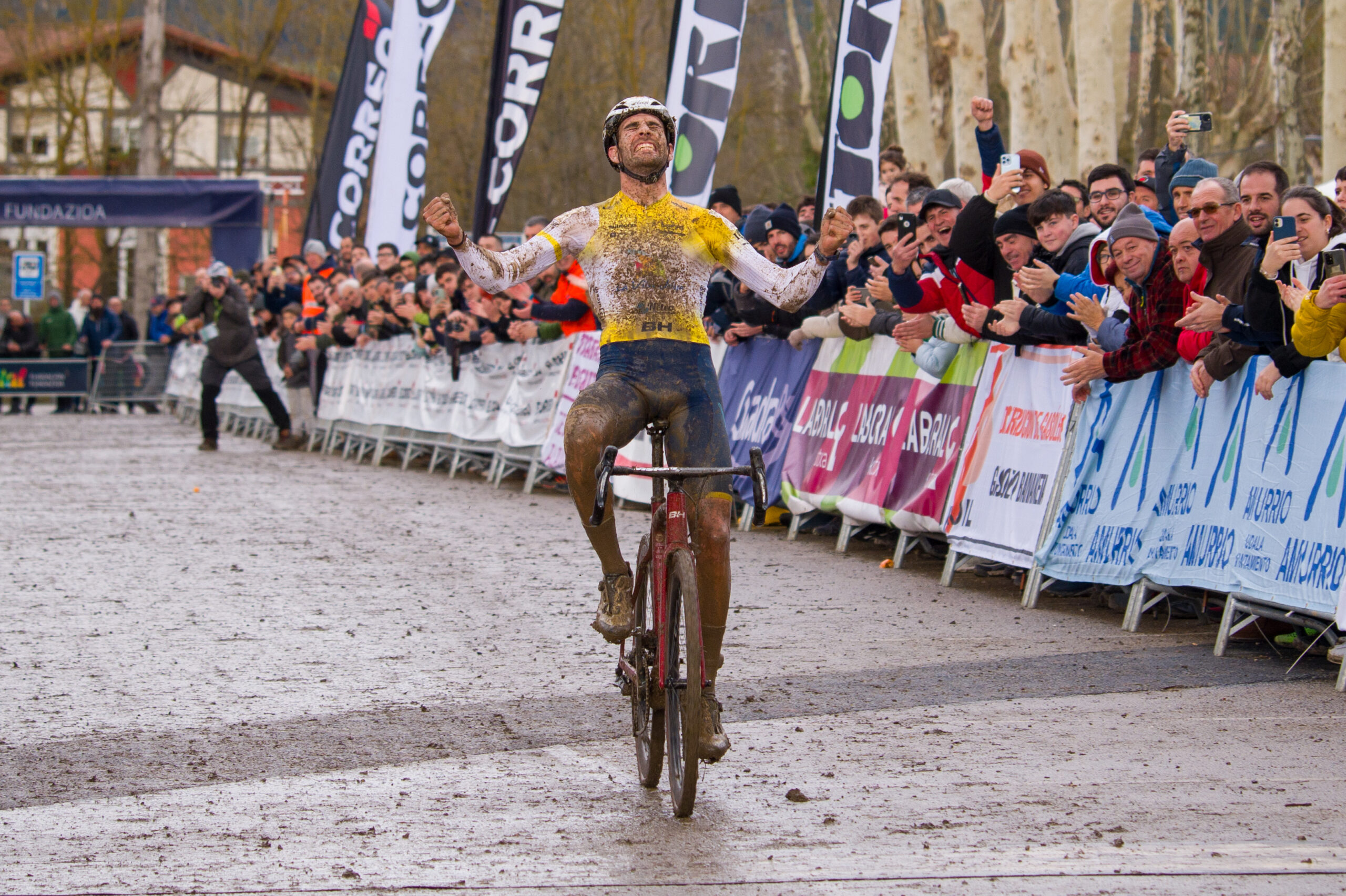 Felipe Orts se convierte en leyenda consiguiendo su sexto Campeonato de España de ciclocrós en Amurrio