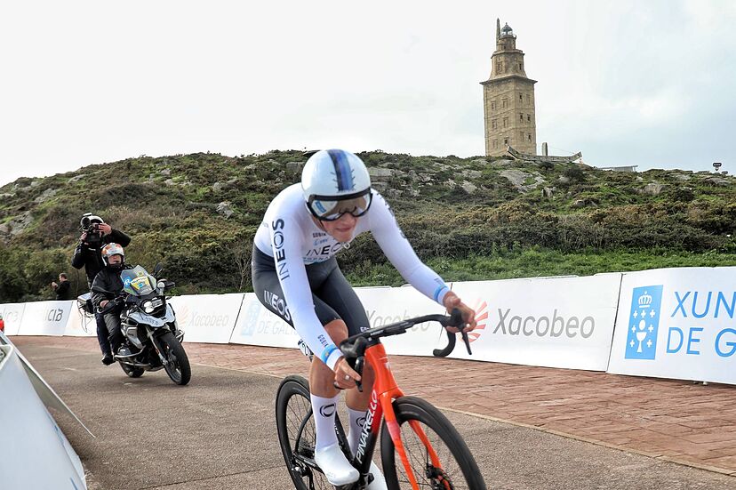Joshua Tarling (Ineos Grenadiers) consigue la victoria en la crono inicial de la O Gran Camiño marcada por el fuerte viento