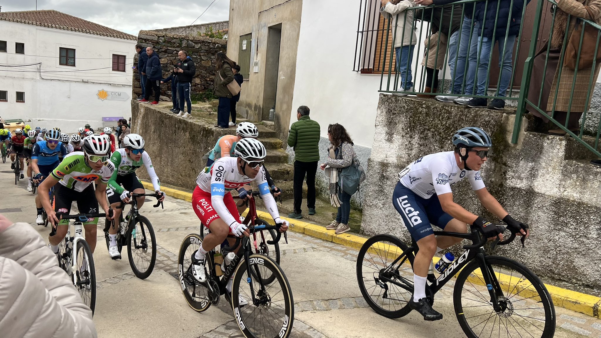 Debut combativo del equipo junior del Polti Kometa