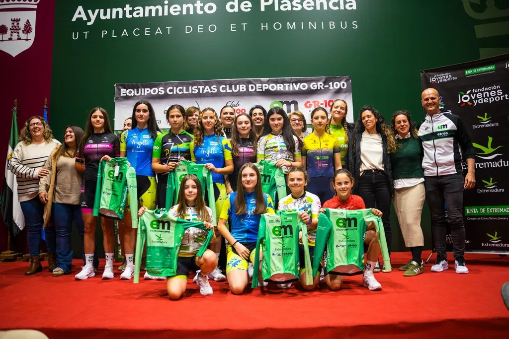 El Club Deportivo GR-100 de Plasencia presenta su nuevo equipo femenino