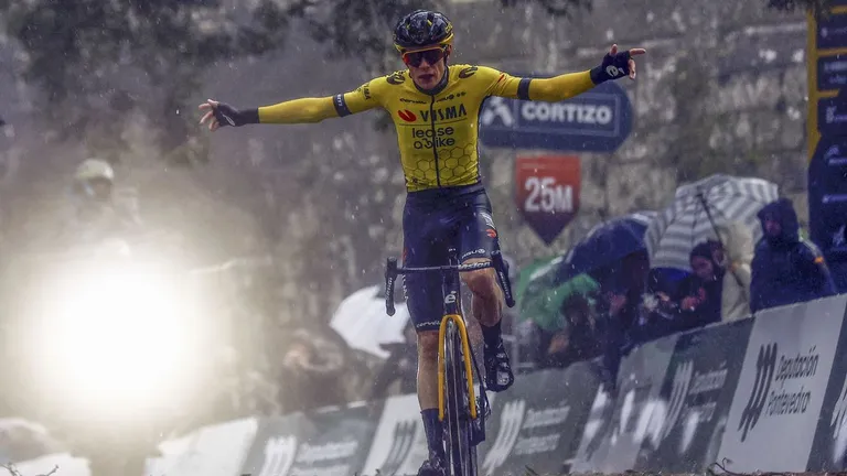 Vingegaard (Visma - Lease a Bike) consigue el triunfo bajo la lluvia en el Monte Aloia y gana de nuevo O Gran Camiño