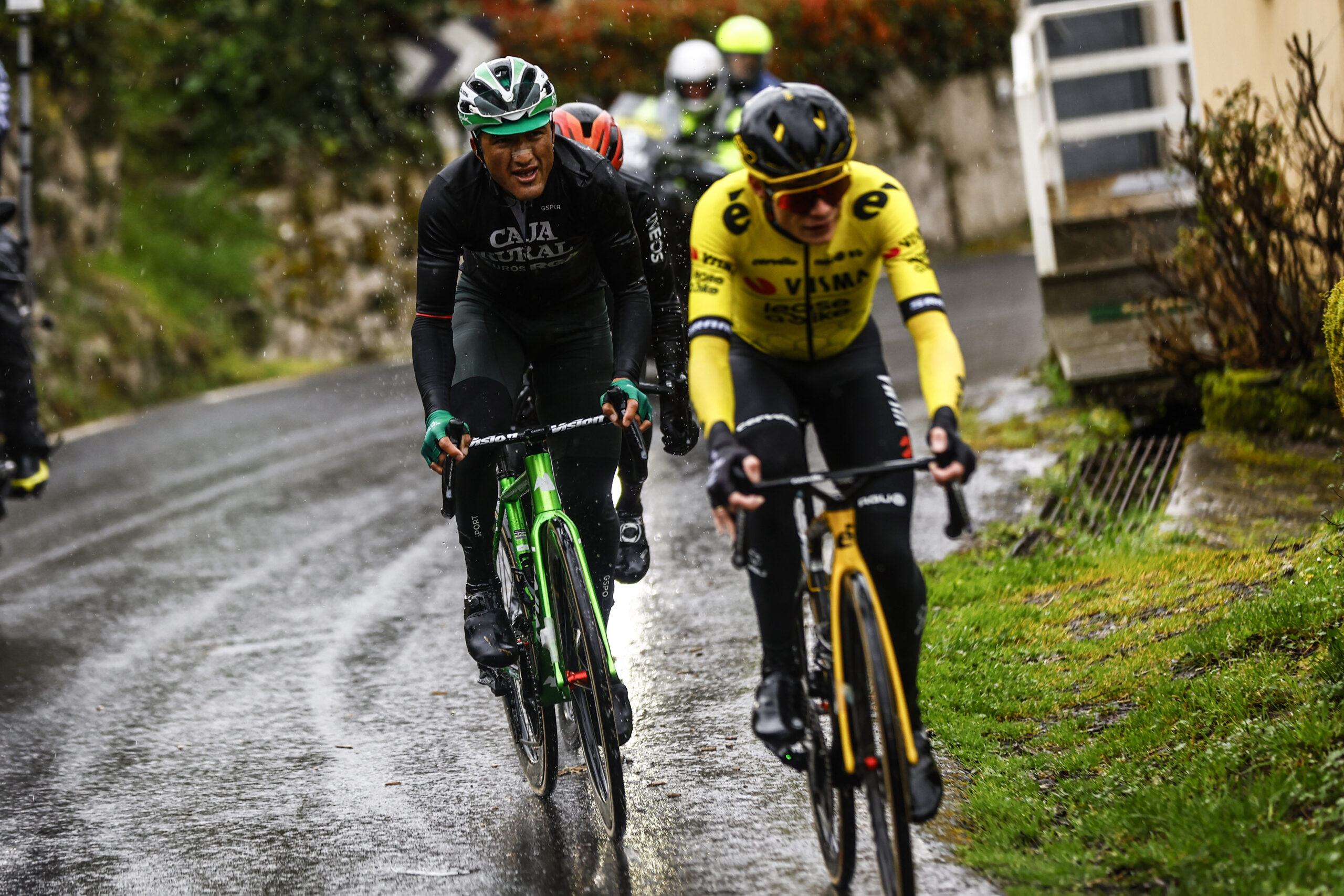 Jefferson Cepeda (Caja Rural - Seguros RGA) mira a la cara a dos ganadores del Tour en O Gran Camiño