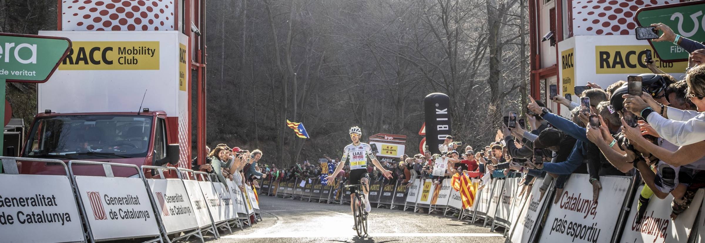 Tadej Pogačar (UAE) recoge la triple corona en Queralt