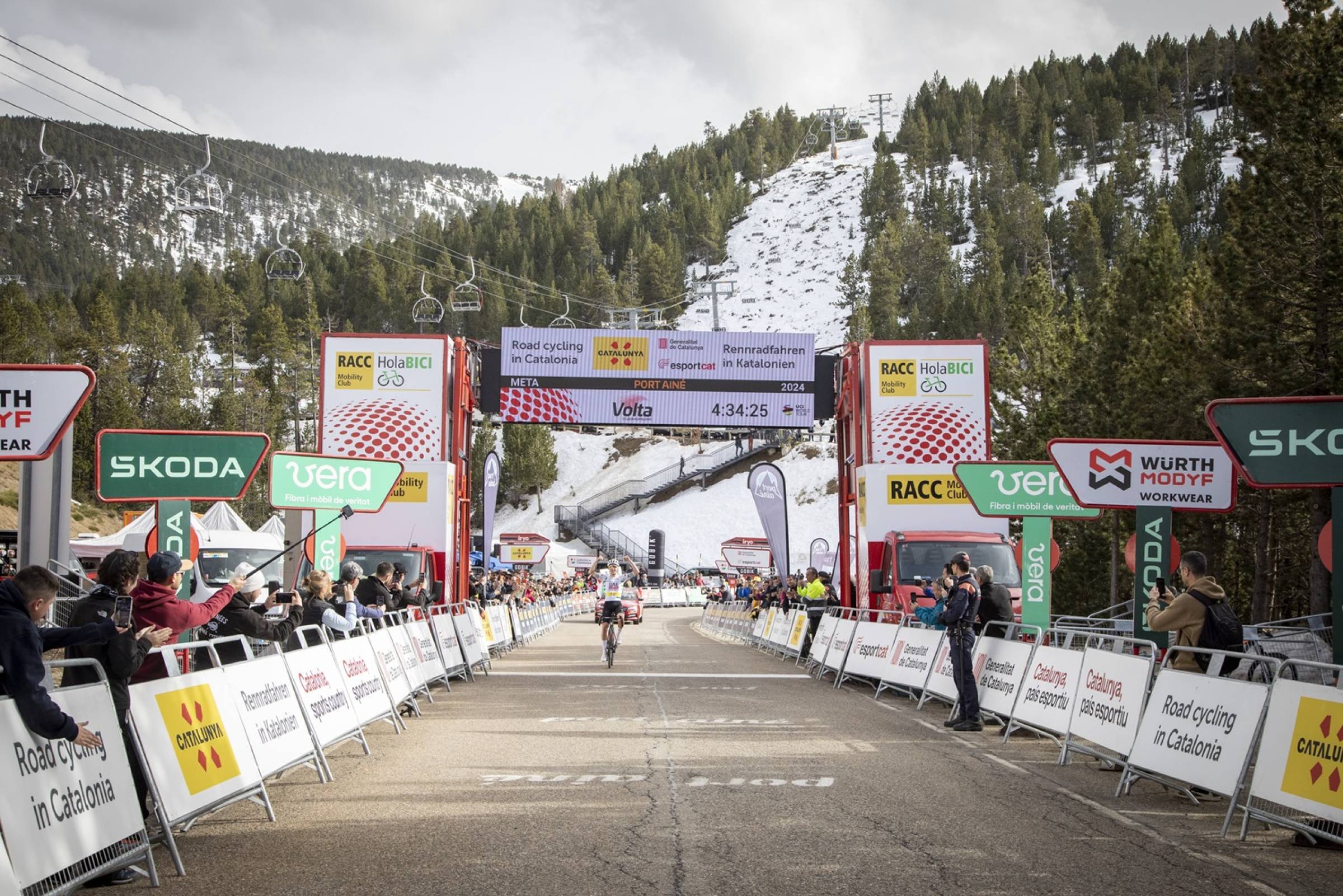 Pogačar (UAE) vuelve a coronarse en Port Ainé