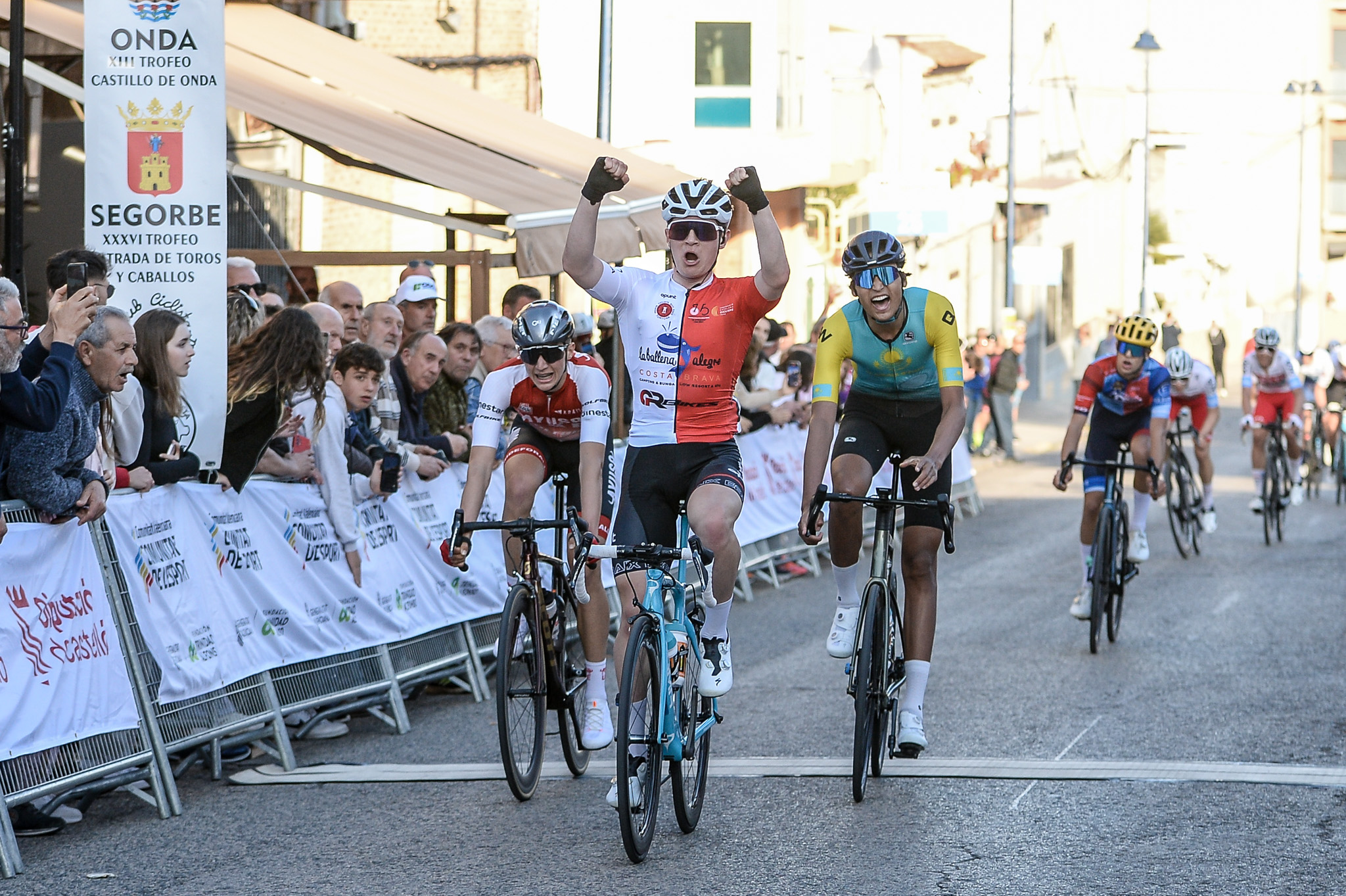 Matvei Tokarev (PC Baix Ebre) consigue el triunfo en el esprint de Càlig y es el primer líder del Trofeo Víctor