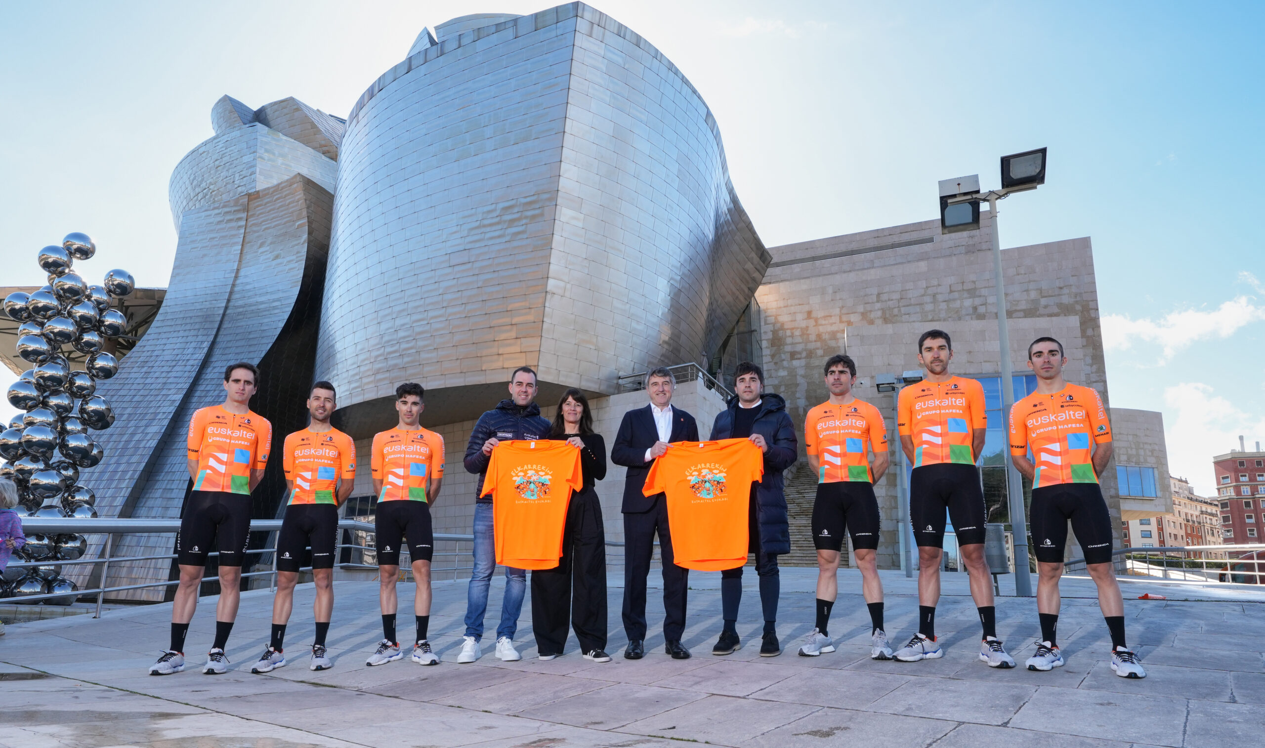 El Euskaltel-Euskadi ‘inaugura’ la Itzulia desde el Guggenheim