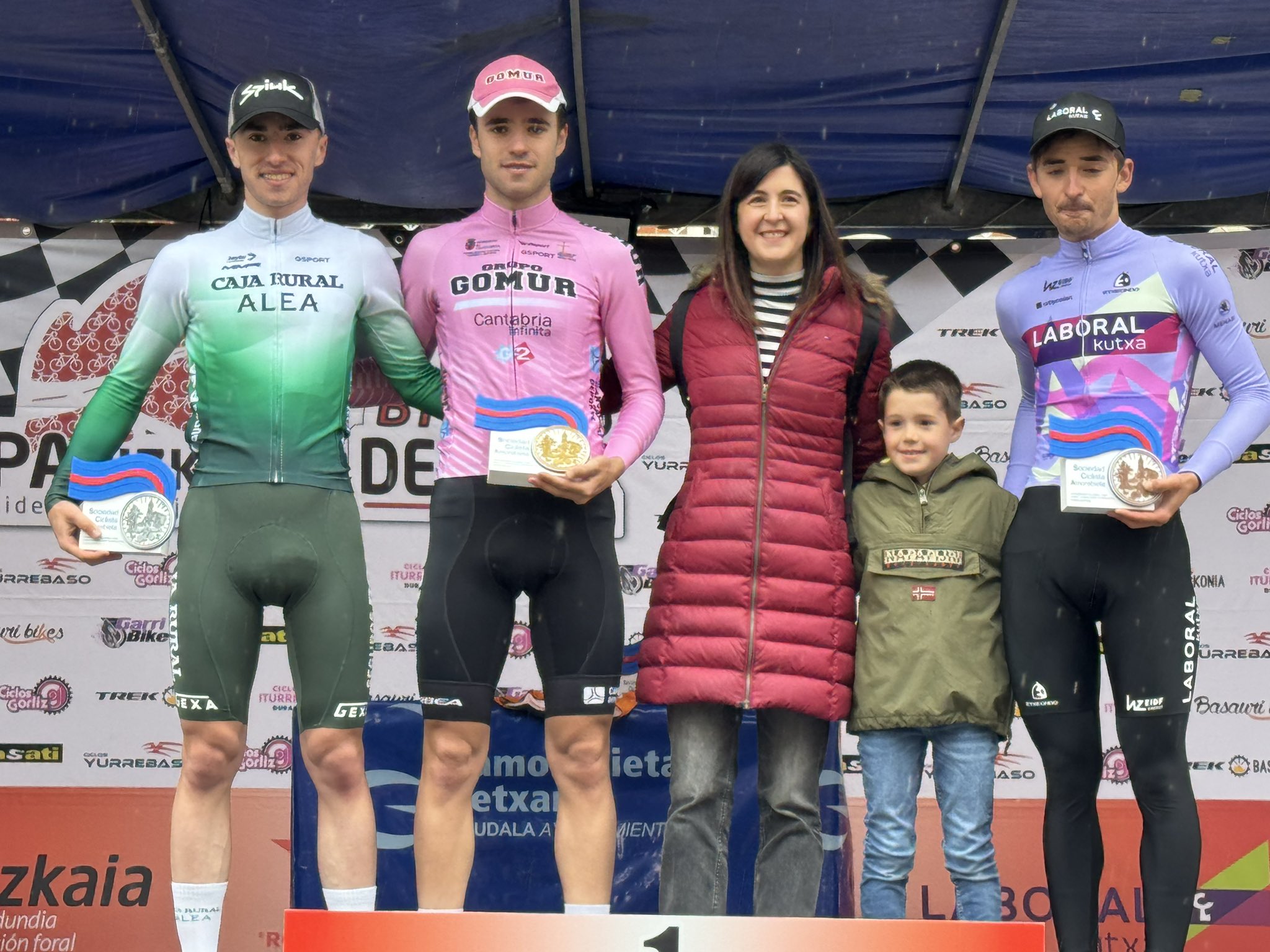 Podio de Amorebieta con Trueba, Uncilla y Ganzabal (Foto: @amorebieta_com)