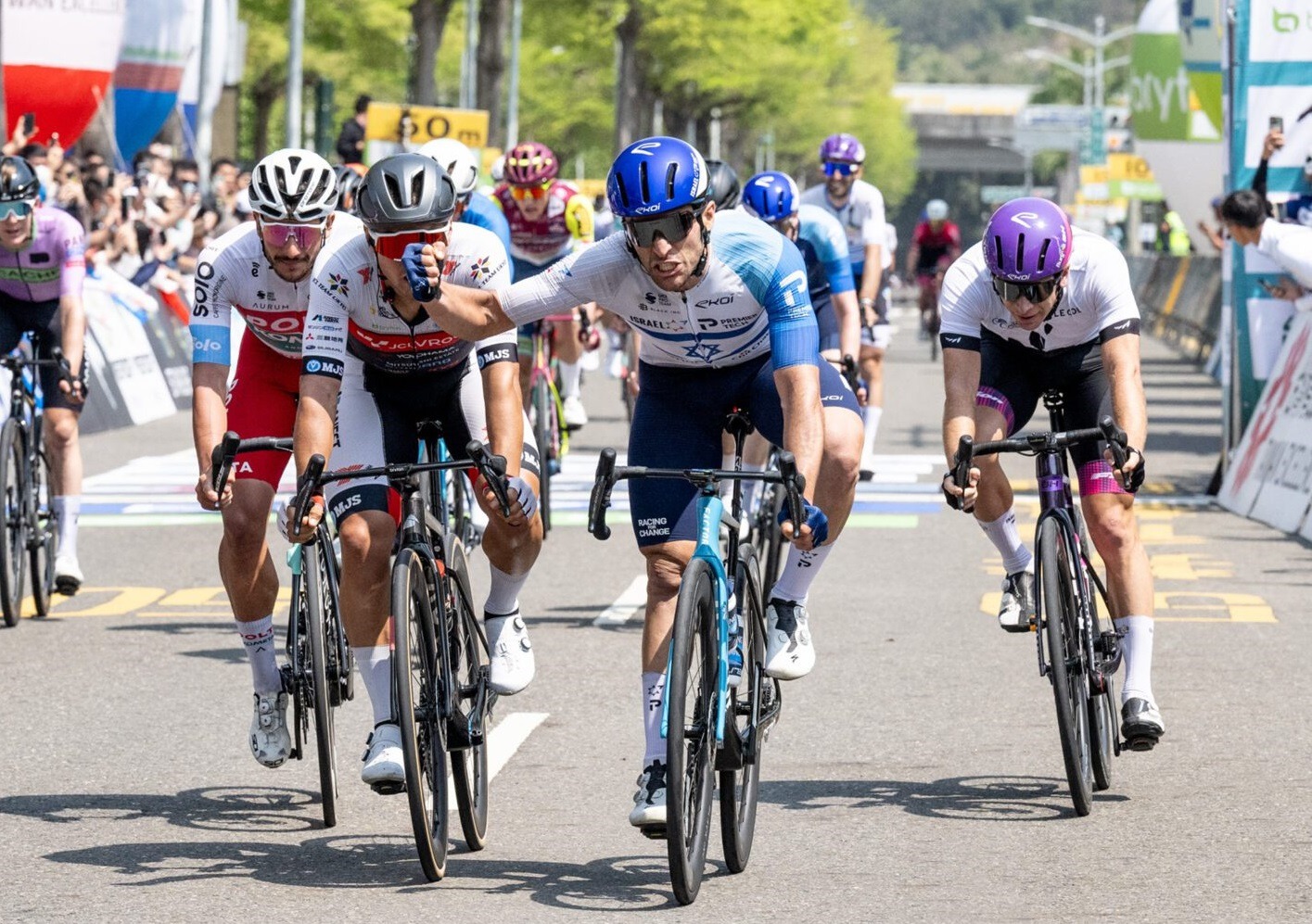 Aaron Gate peleó por la victoria de etapa al sprint. Foto: Tour de Taiwán