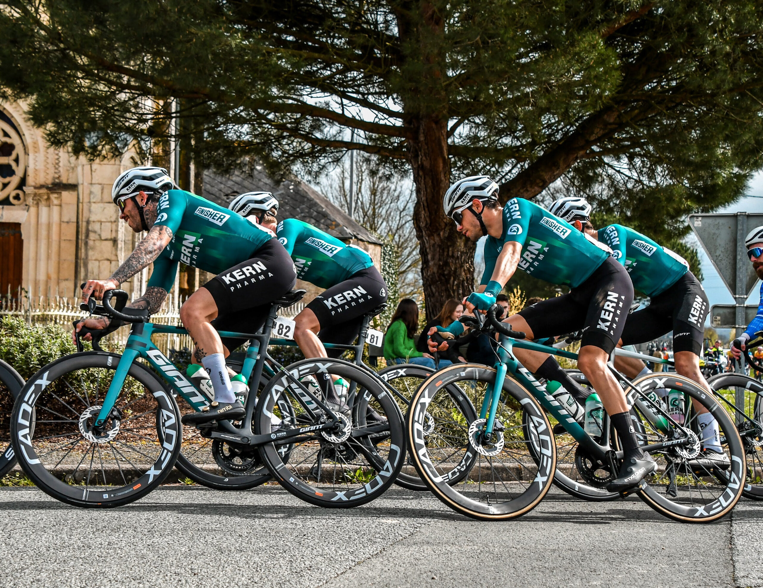 El Kern Pharma finaliza con Kiko Galván dentro del Top - 10 el Cholet Agglo Tour (Francia)