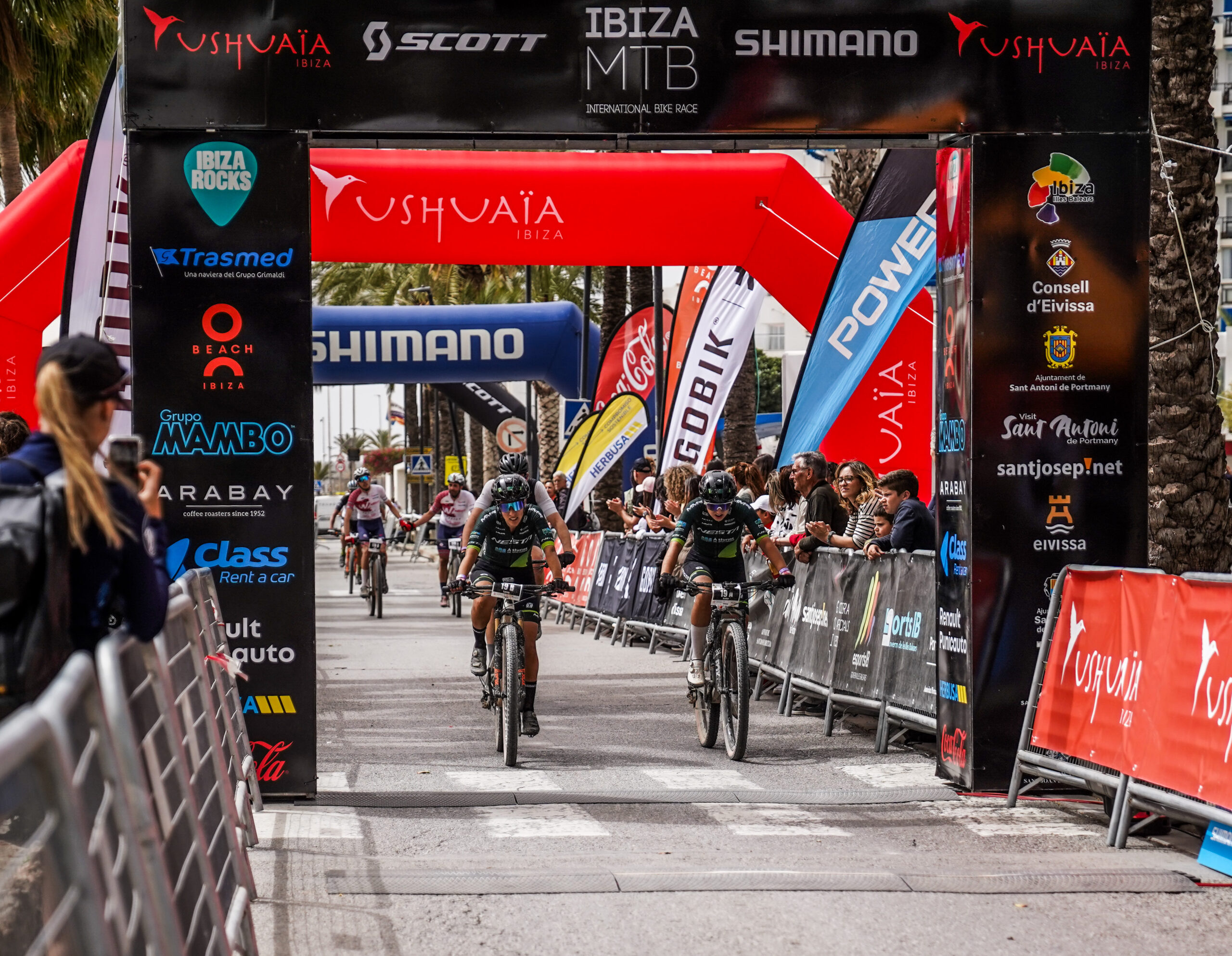 Las corredoras del Nesta MMR, Sofía Rodríguez y Lucía González, finalizan terceras la primera etapa de la Vuelta Ibiza MTB