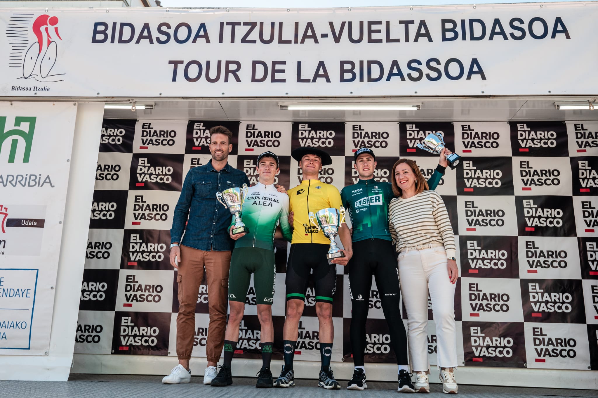 Podio final de la Bidasoa Itzulia 2024 con Sutton, Castellón y Etxeberria (Foto: Ziklix Photo)