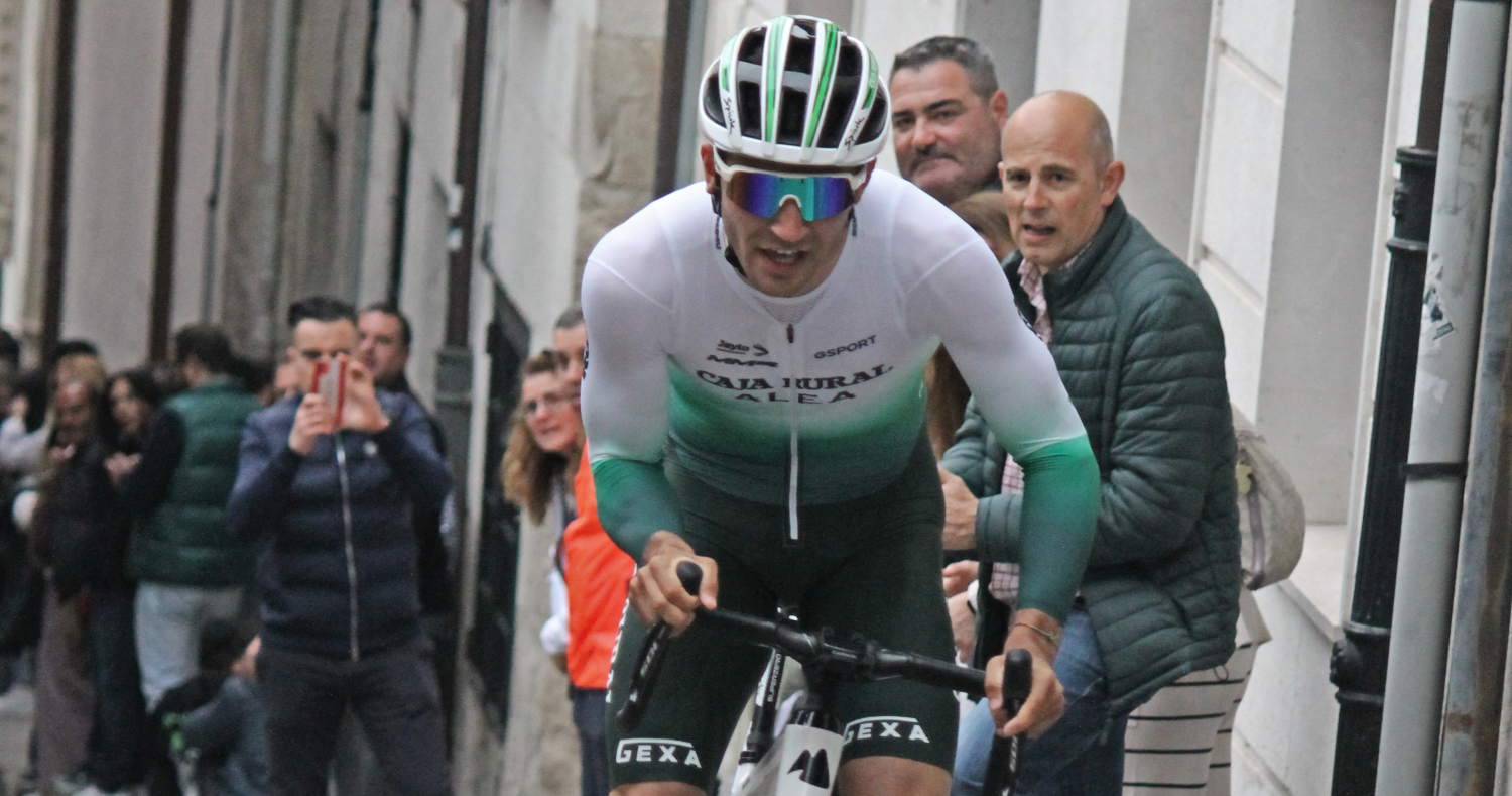 Rubén Sánchez en la salida de la Subida al Castillo de Cuéllar (Foto: Eriz Fraile/Ciclismo El Pelotón)