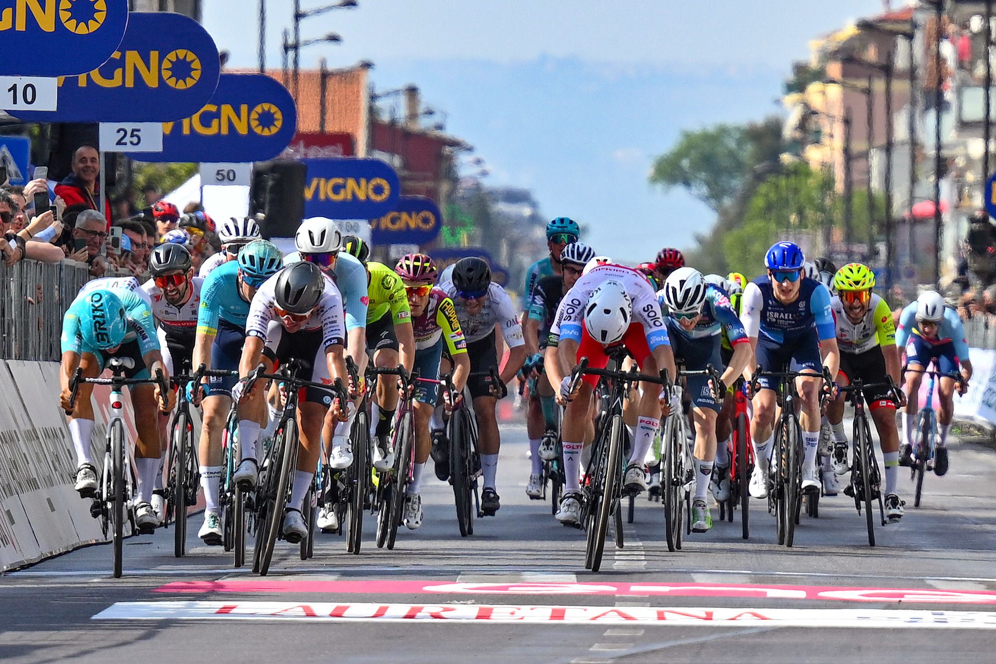 El Polti Kometa inaugura el Giro d’Abruzzo con el tercer puesto en el esprint de Peñalver